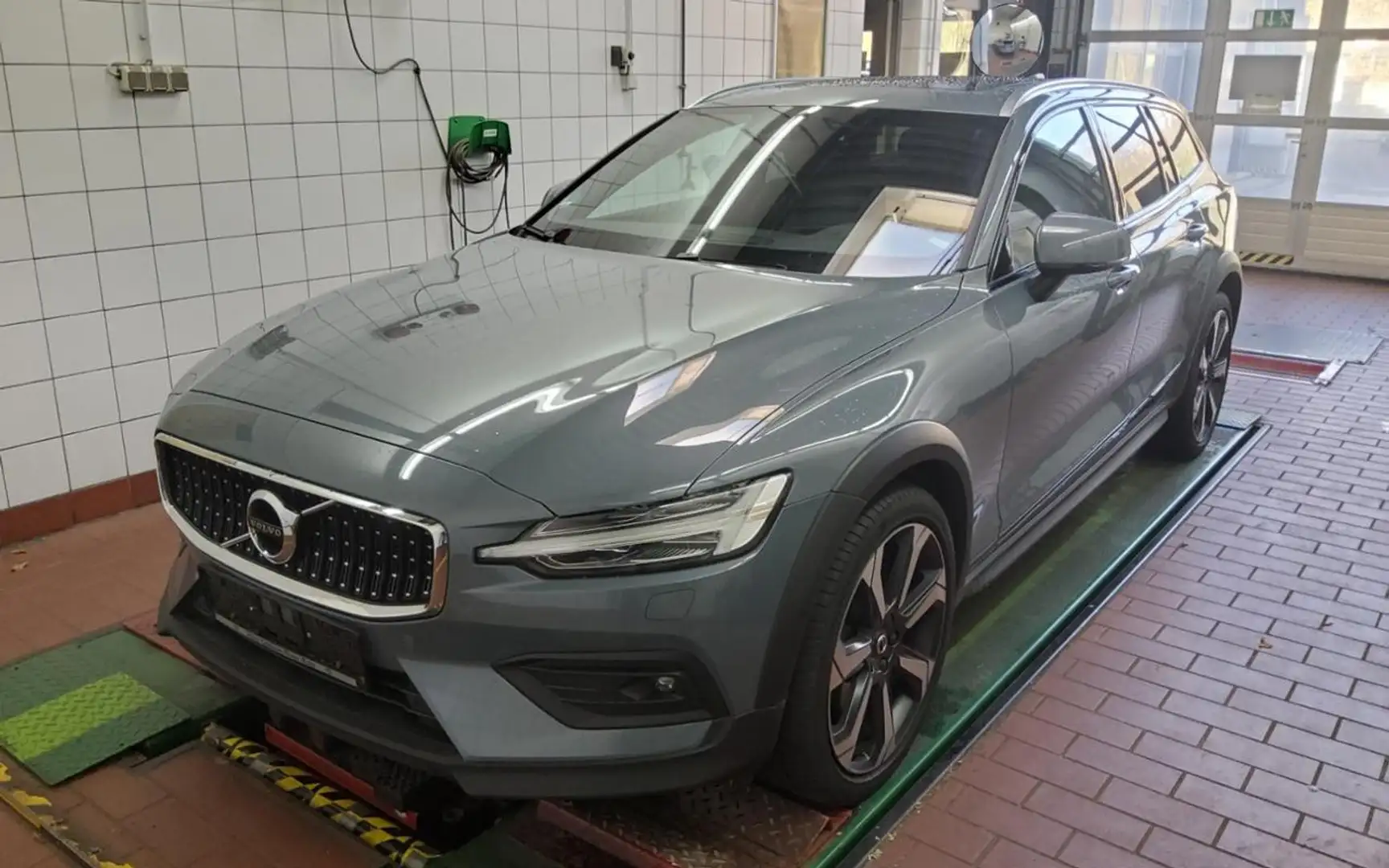 Volvo V60 Cross Country B4 AWD  PRO AHK+PANO+MET+ Grau - 2