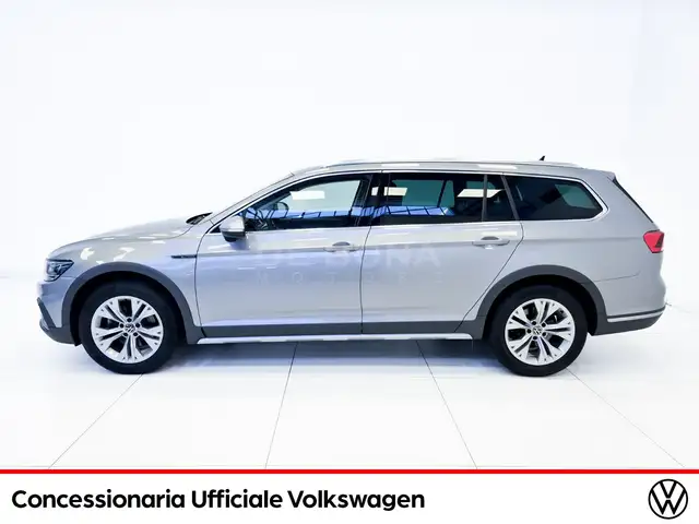 Volkswagen Passat Alltrack view 4