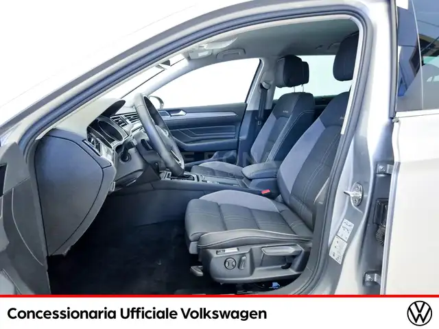 Volkswagen Passat Alltrack view 8