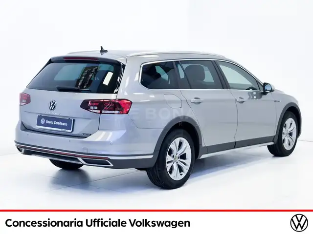 Volkswagen Passat Alltrack view 5