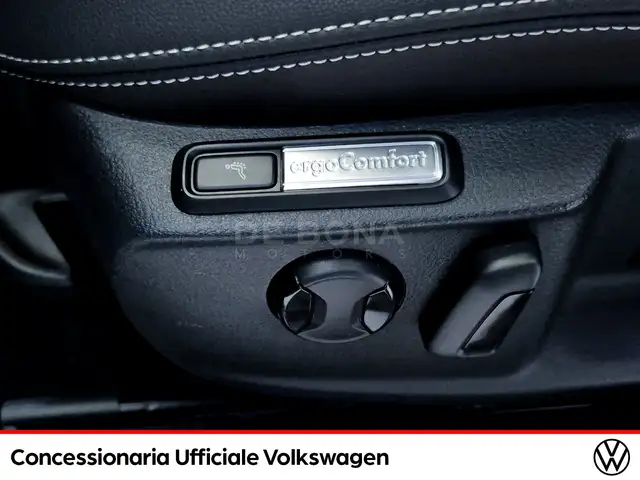 Volkswagen Passat Alltrack view 21