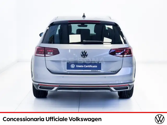 Volkswagen Passat Alltrack view 6