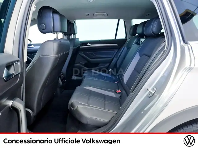Volkswagen Passat Alltrack view 9