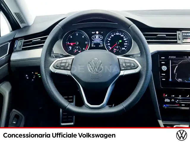 Volkswagen Passat Alltrack view 11