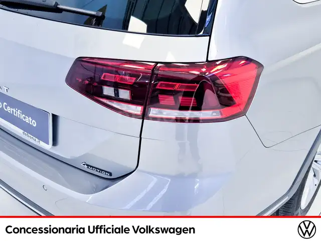 Volkswagen Passat Alltrack view 19