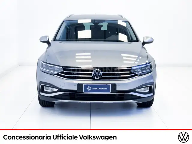 Volkswagen Passat Alltrack view 3