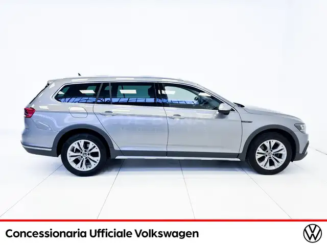 Volkswagen Passat Alltrack view 7