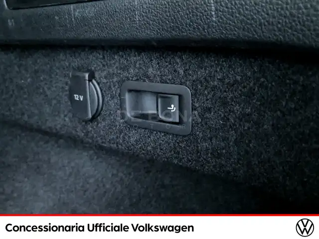 Volkswagen Passat Alltrack view 22