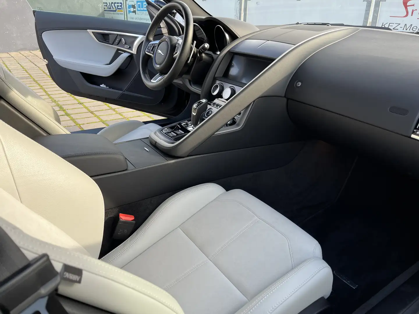Jaguar F-Type ERSTE HAND*WENIG KM* Чорний - 2