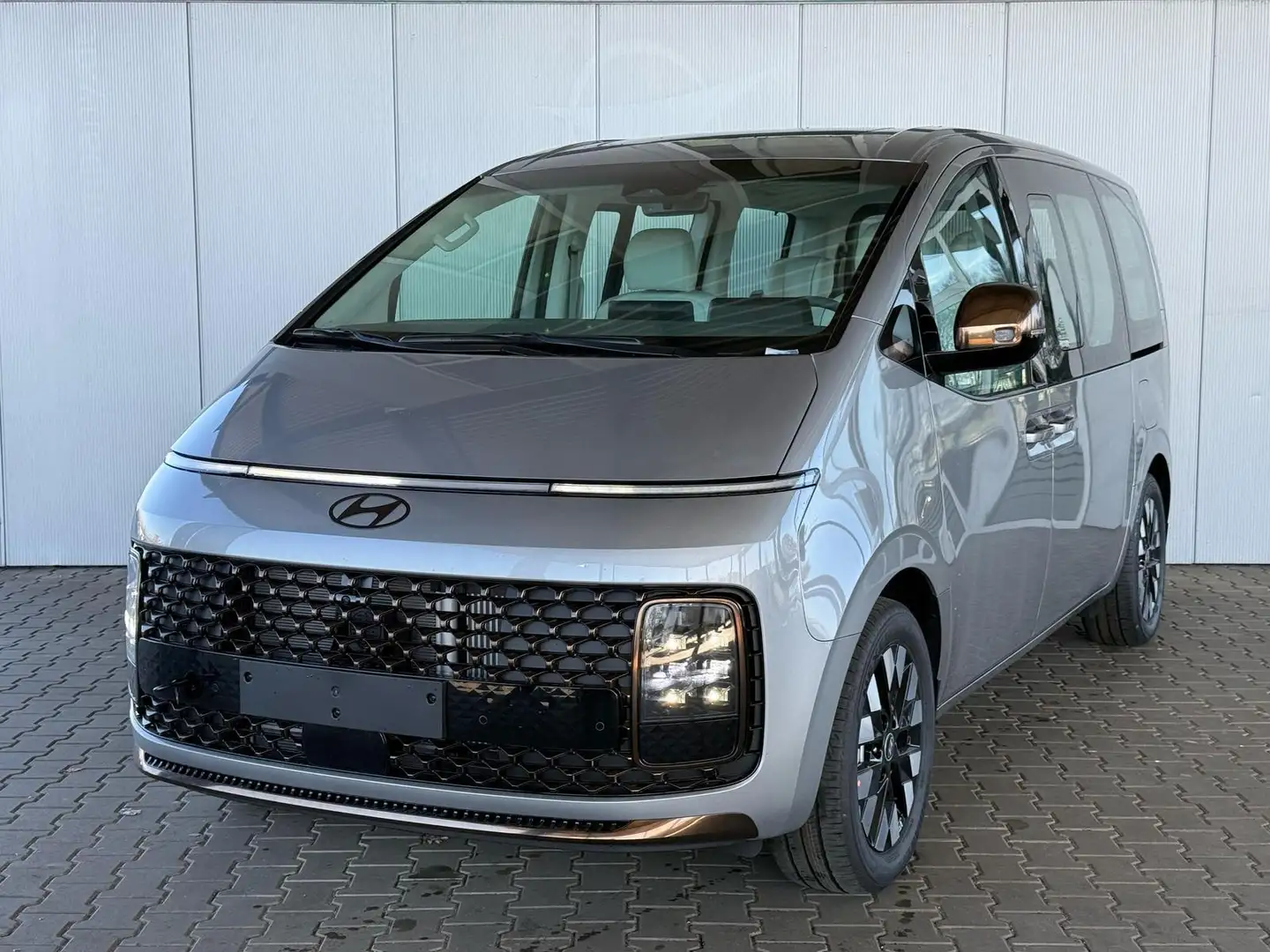 Hyundai STARIA Luxury 1.6 T-GDi HEV 2WD 7-Sitze 165 kW (224 PS... Silber - 1