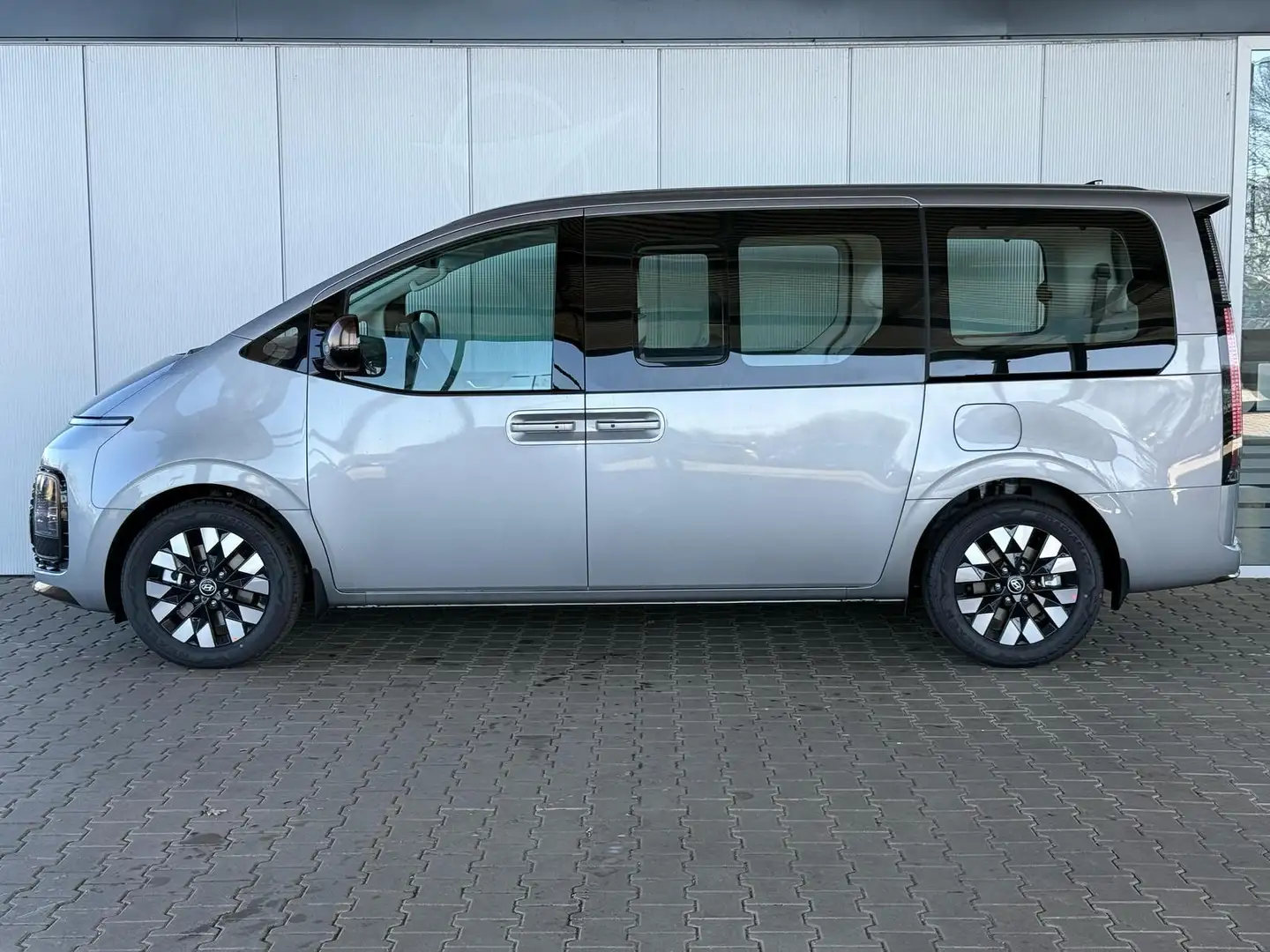 Hyundai STARIA Luxury 1.6 T-GDi HEV 2WD 7-Sitze 165 kW (224 PS... Silber - 2