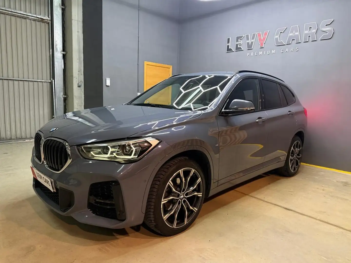 BMW X1 sDrive18d Grau - 1