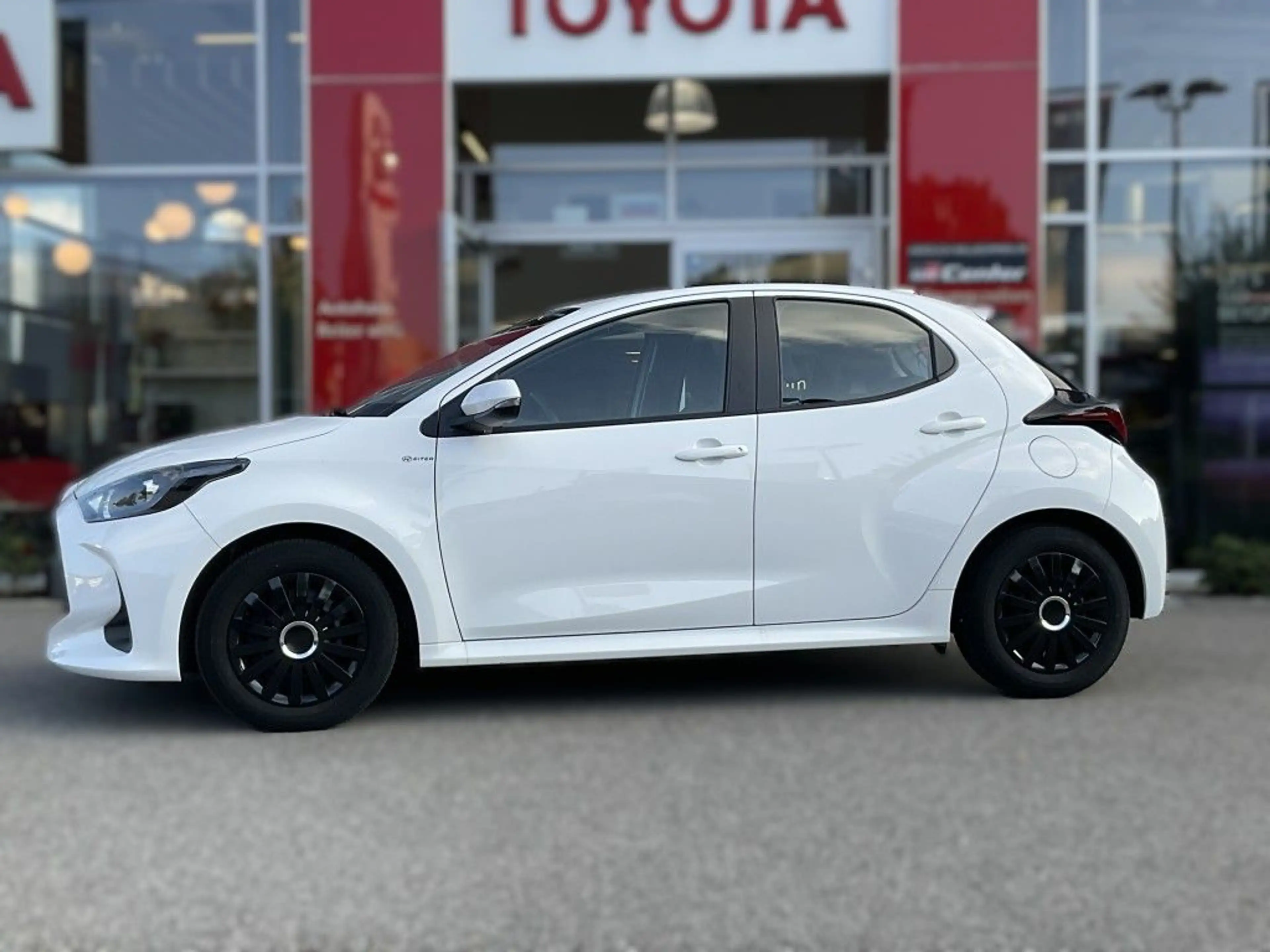 Toyota Yaris Hybrid 1.5 VVT-i Comfort — photo 3