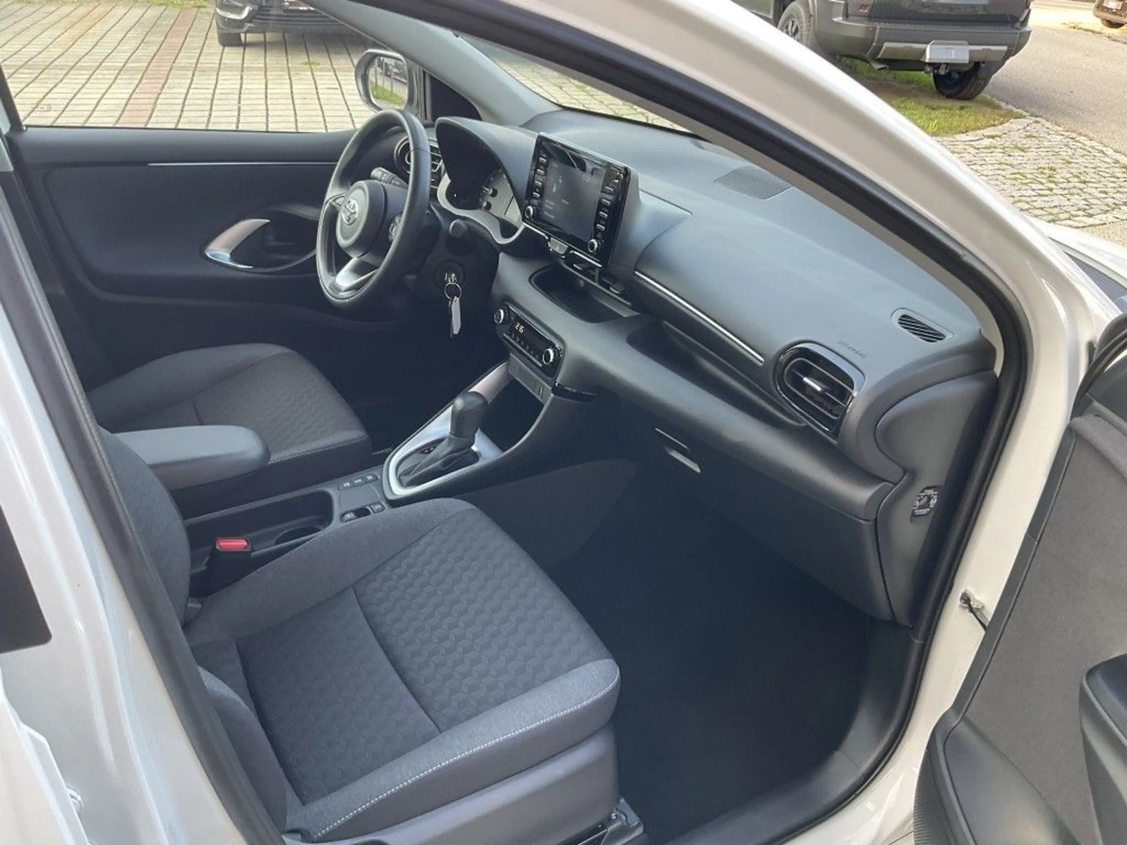 Toyota Yaris Hybrid 1.5 VVT-i Comfort — photo 8