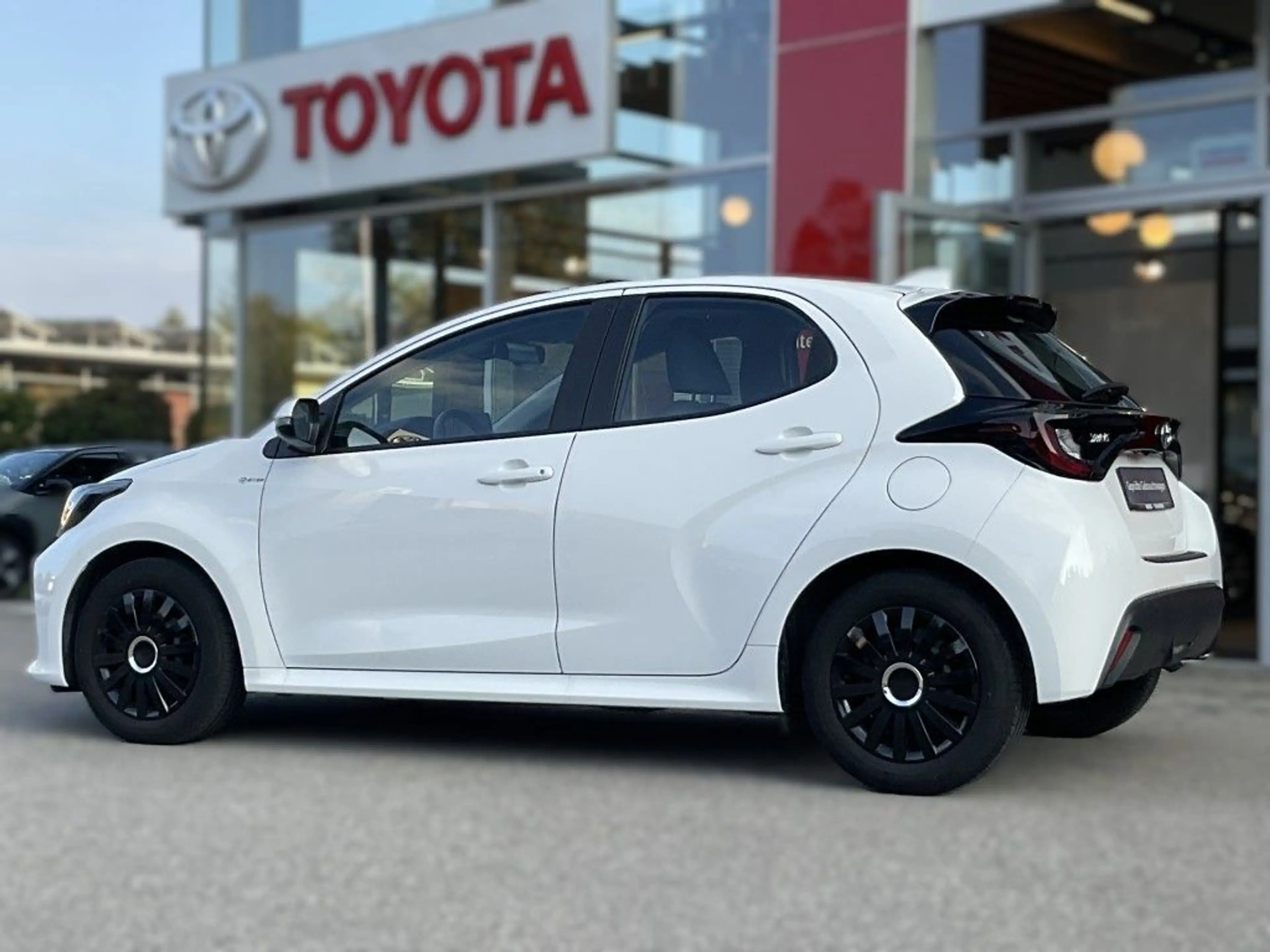 Toyota Yaris Hybrid 1.5 VVT-i Comfort — photo 4