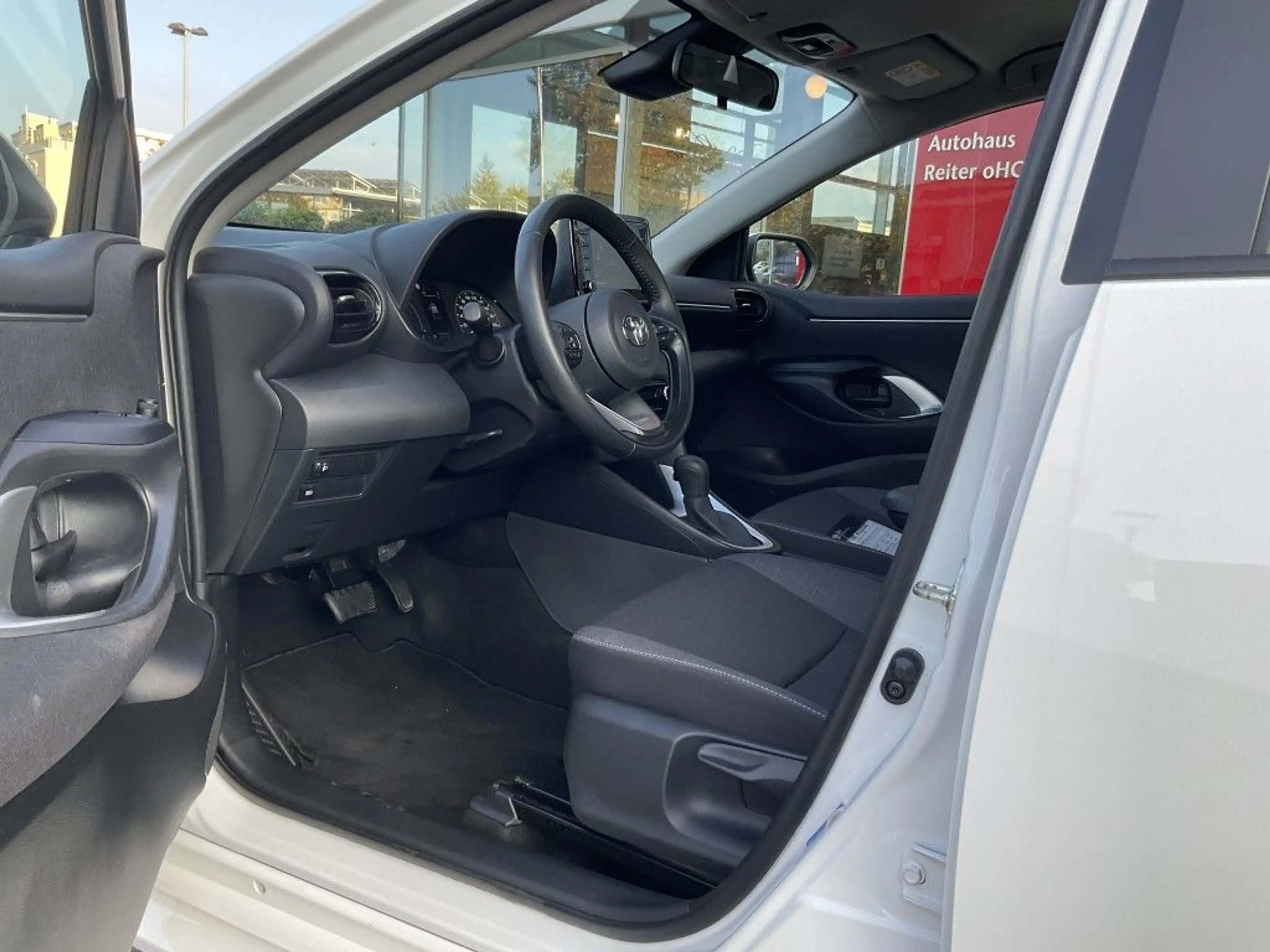 Toyota Yaris Hybrid 1.5 VVT-i Comfort — photo 11