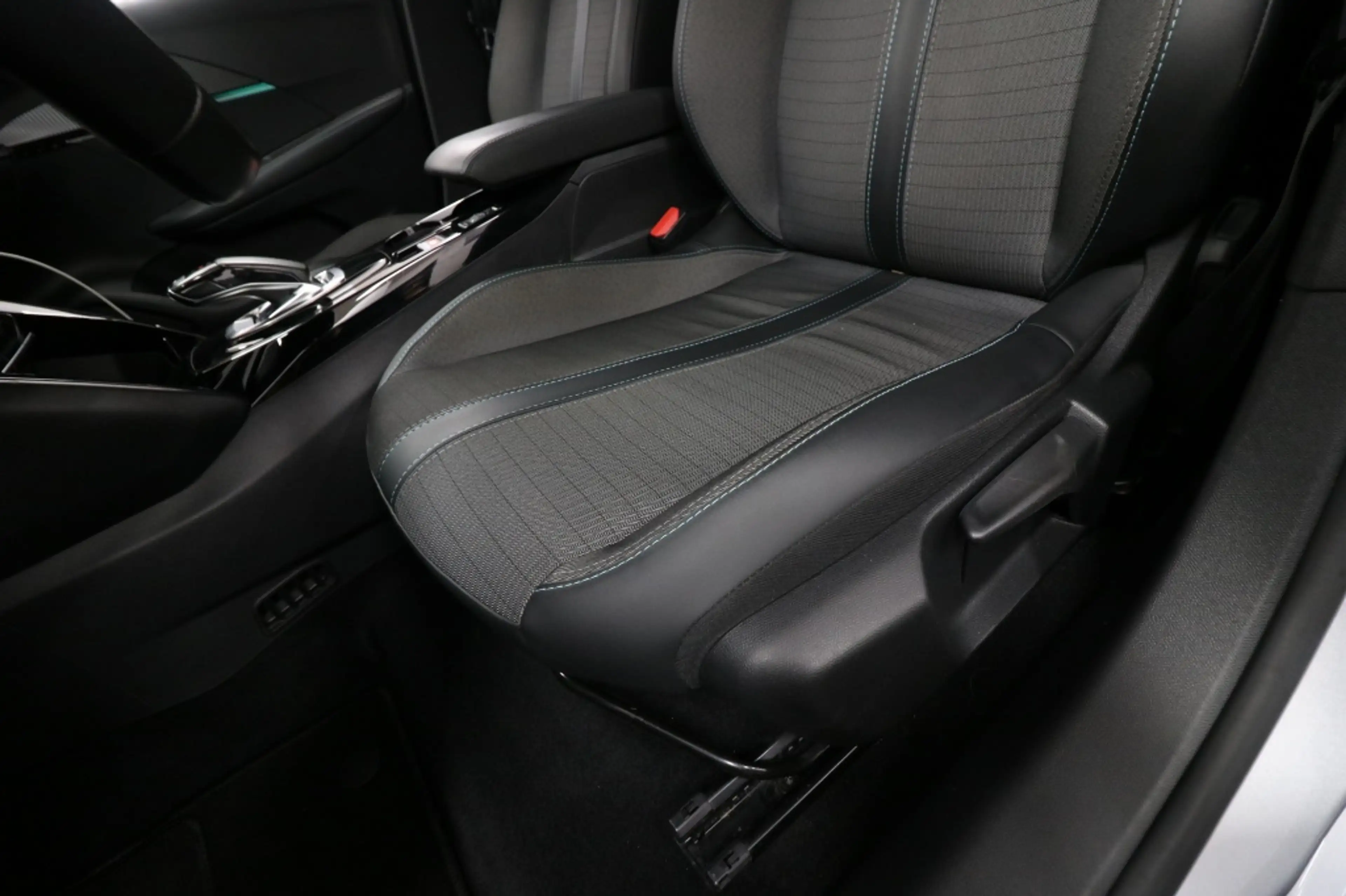 Peugeot e-208 5-drs Allure Pack 50 kWh — photo 6