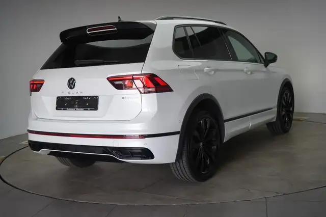 Volkswagen Tiguan view 4