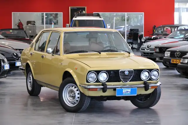 Alfa Romeo Alfetta 1.8 scudo largo Giallo Piper