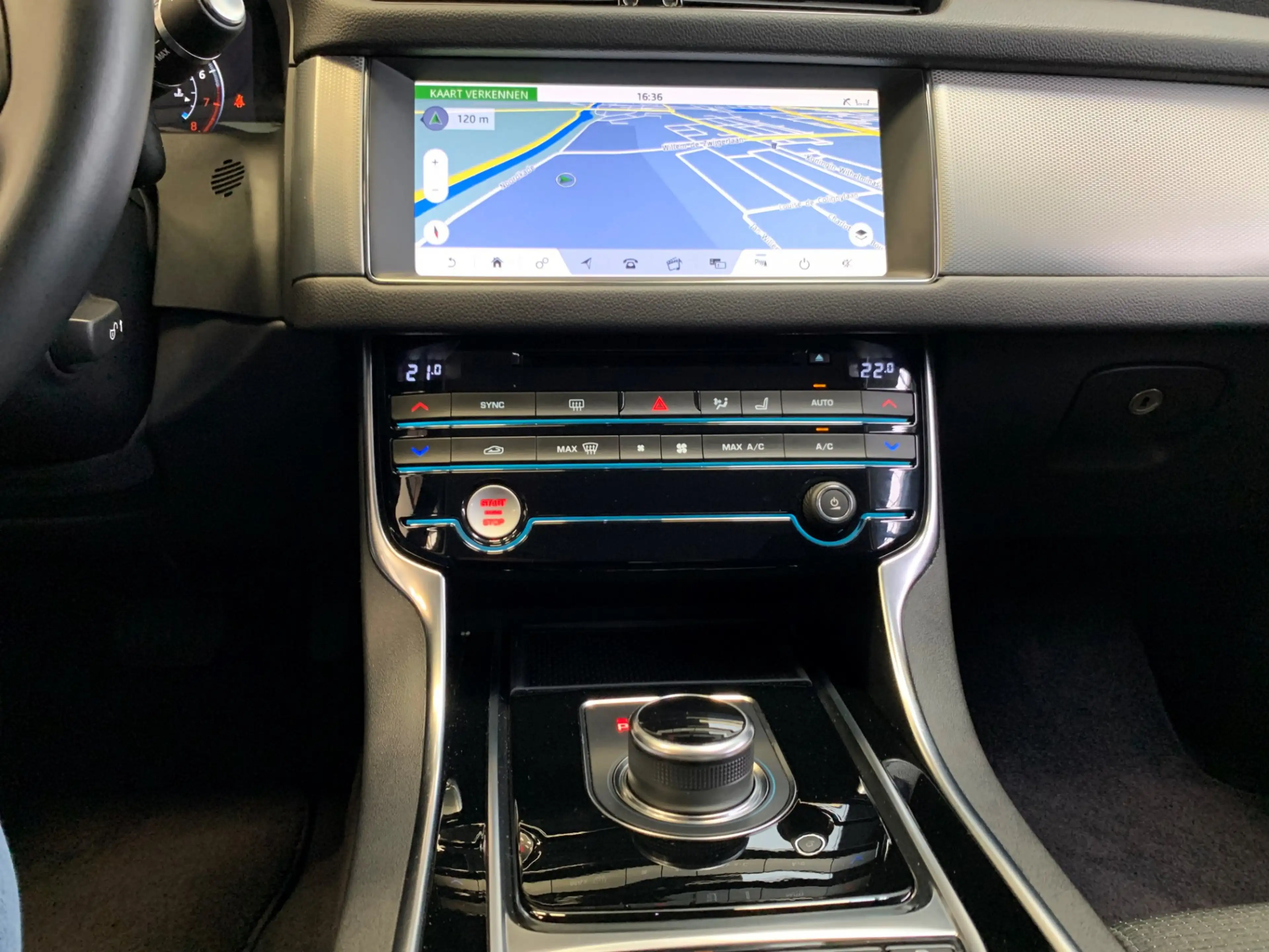 Jaguar XF 2.0t Prestige VIRTUAL COCKPIT-NAVI-LANE ASSIST-ECC — photo 8