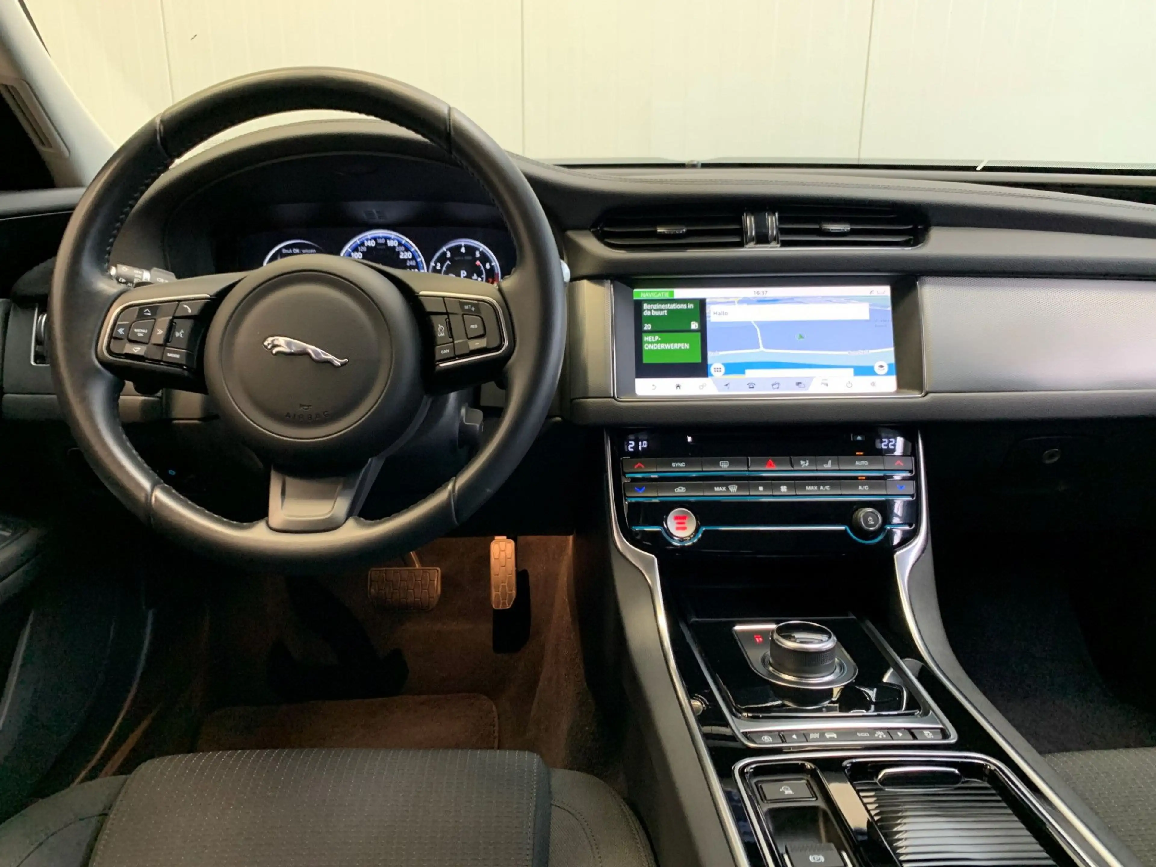 Jaguar XF 2.0t Prestige VIRTUAL COCKPIT-NAVI-LANE ASSIST-ECC — photo 6
