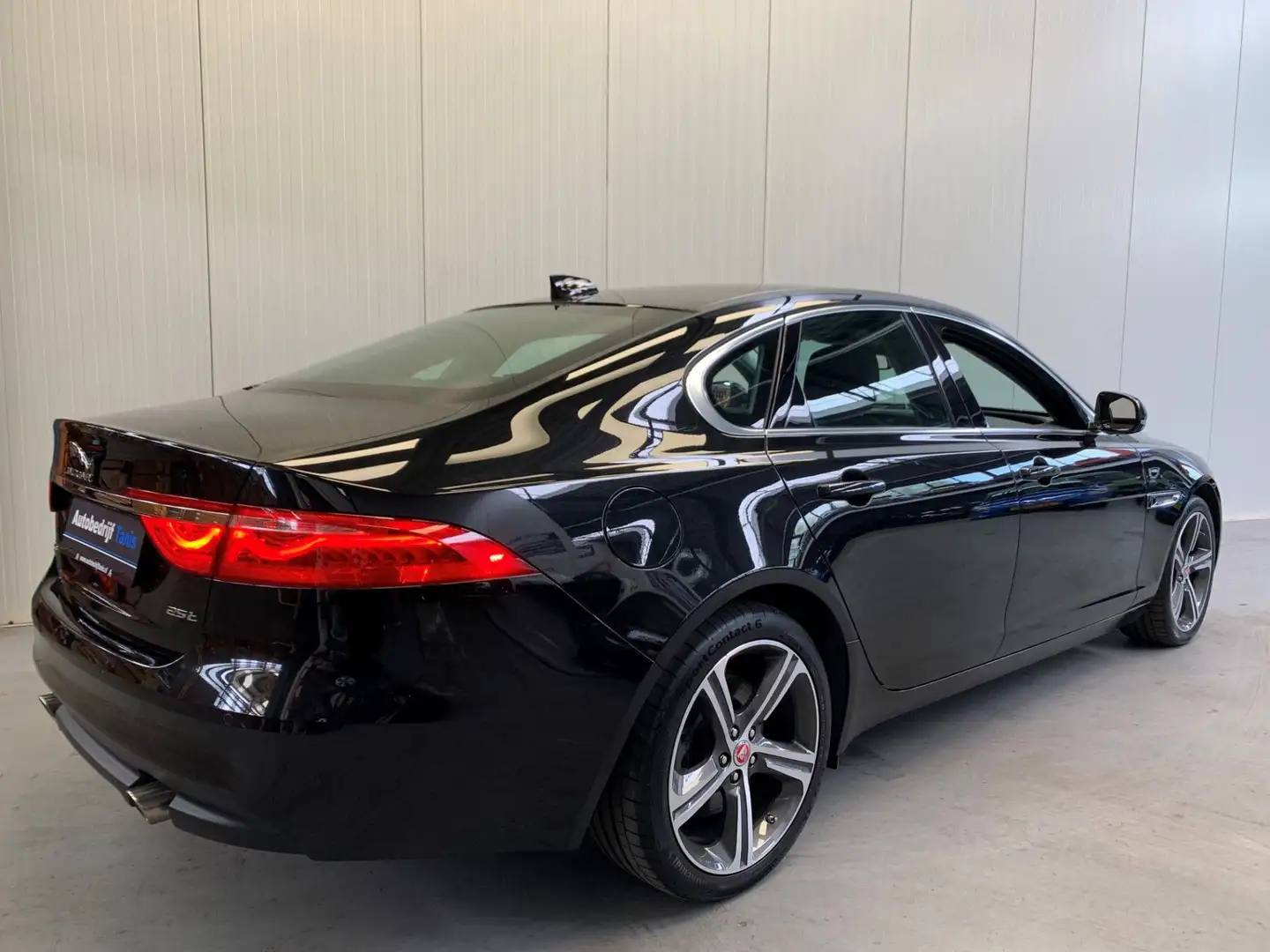 Jaguar XF 2.0t Prestige VIRTUAL COCKPIT-NAVI-LANE ASSIST-ECC Zwart - 2
