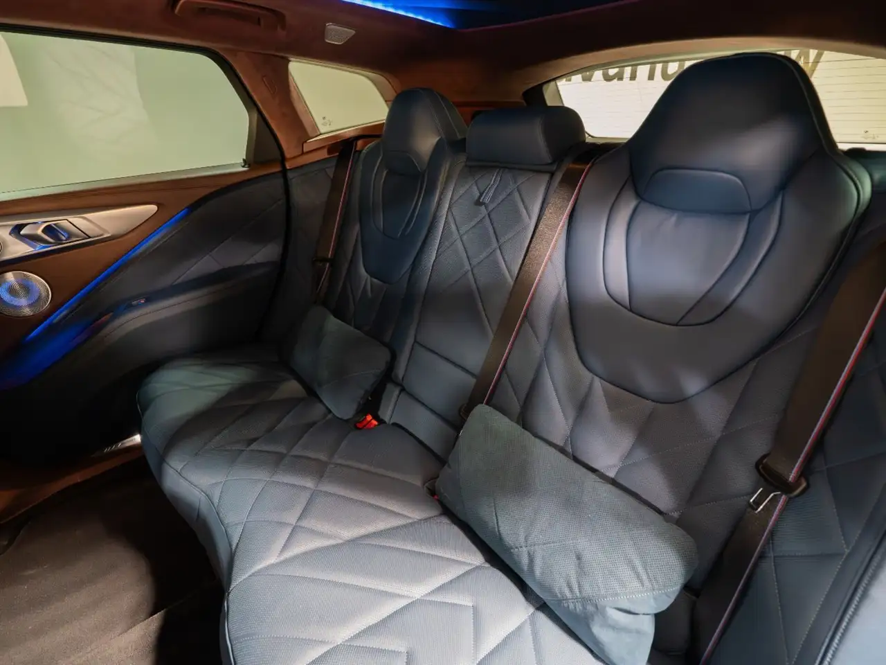 BMW XM снимка BMW XM