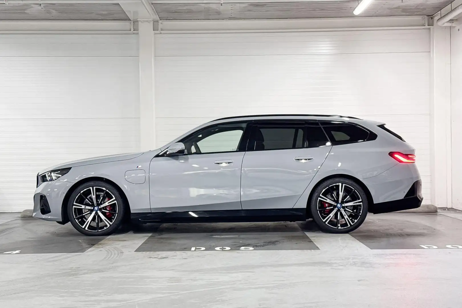 BMW 530 5 Serie Touring 530e M Sport Edition Grijs - 2