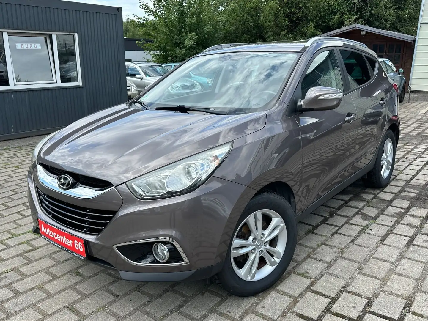 Hyundai iX35 Comfort 2WD*2.Hand*Tüv Neu*PDC*SHZ*Tempomat Brun - 1