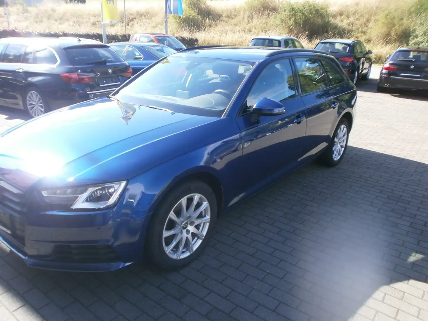 Audi A4 Basis Bleu - 1