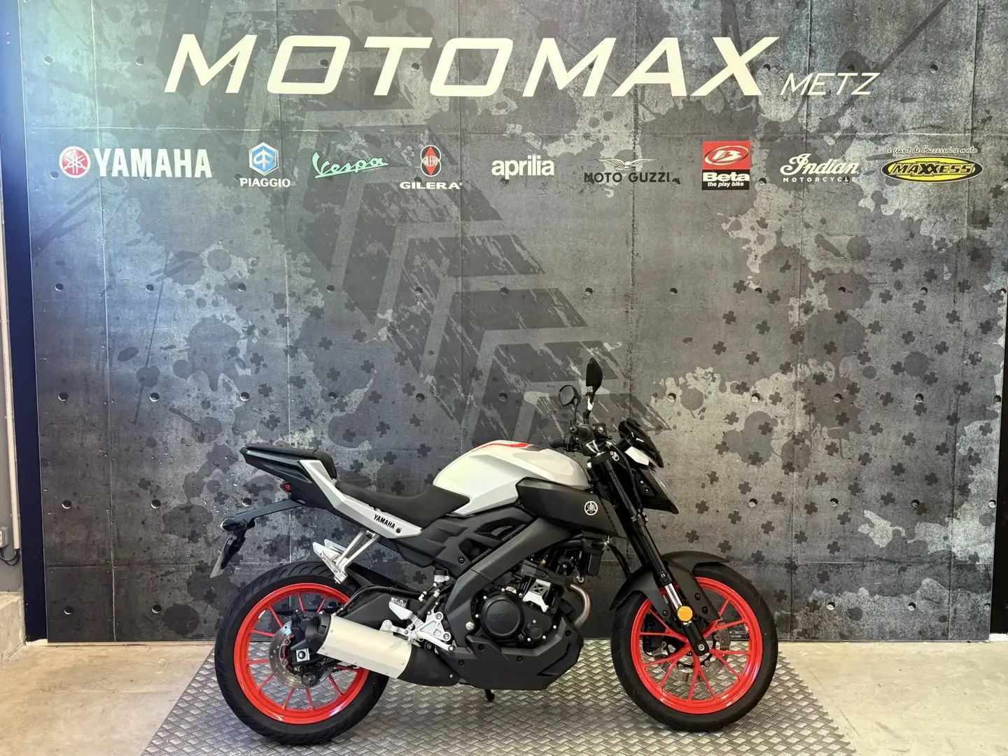 Yamaha MT-125 Grijs - 1