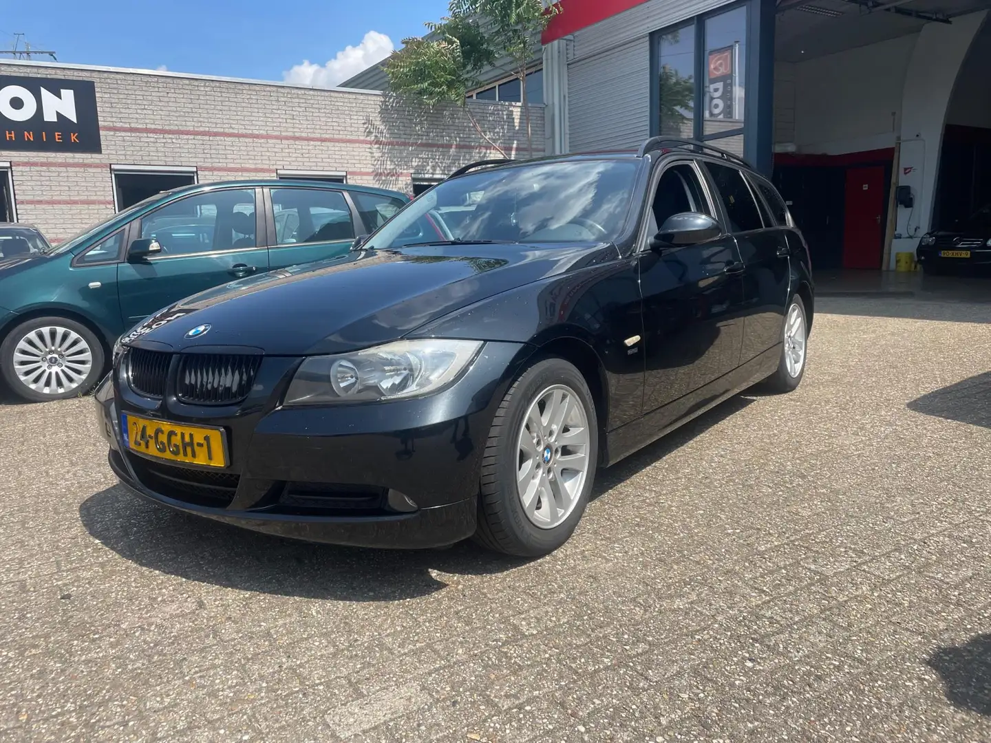 BMW 318 3-serie Touring 318i Executive nette auto Zwart - 2