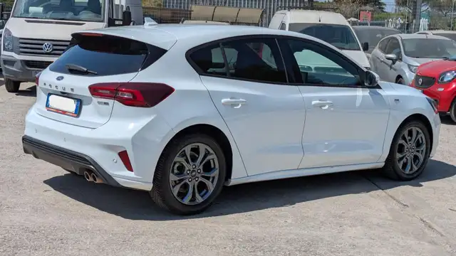 Ford Focus view 3