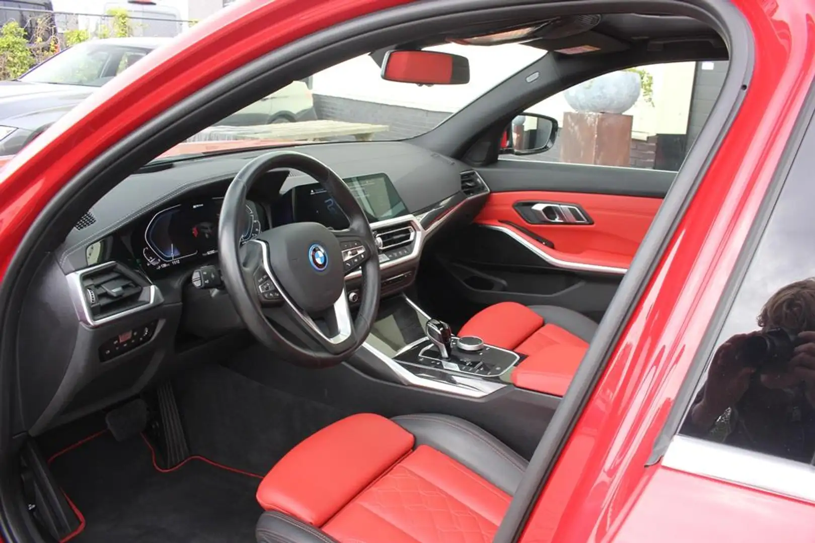 BMW 330 3-serie Touring 330e Luxury Line | Panoramadak | Rood - 2