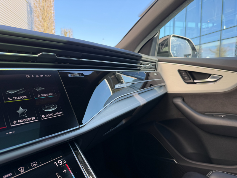 Audi Q8 55 TFSI e quattro Pro Line S Pano-23"-Head up-Stoe — photo 17