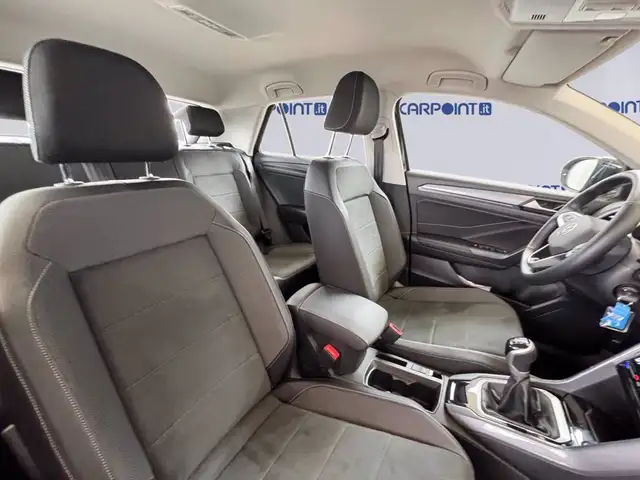 Volkswagen T-Roc view 9