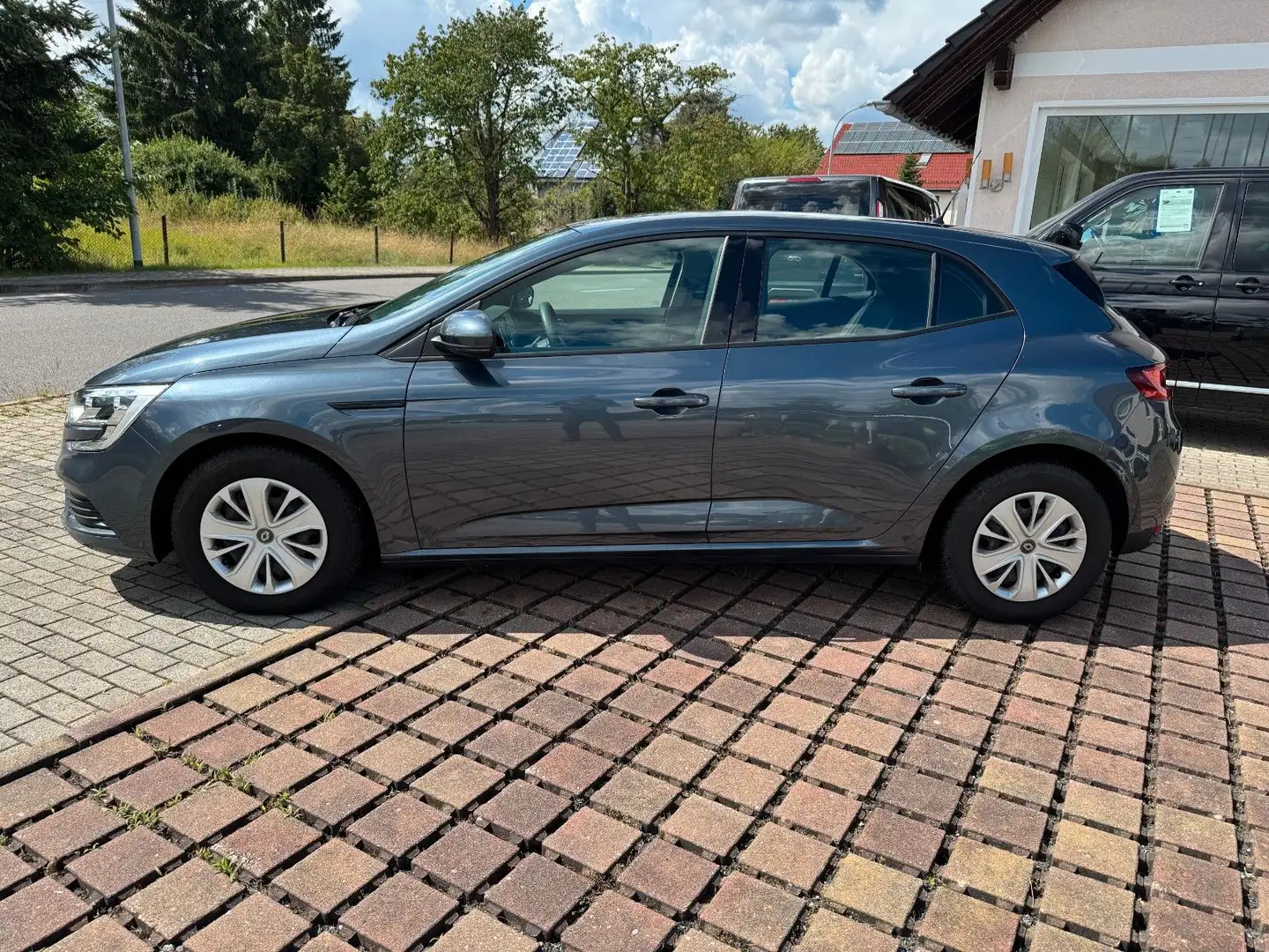 Renault Megane IV Lim. 5-trg. Life mit Allwetterreifen Grau - 2