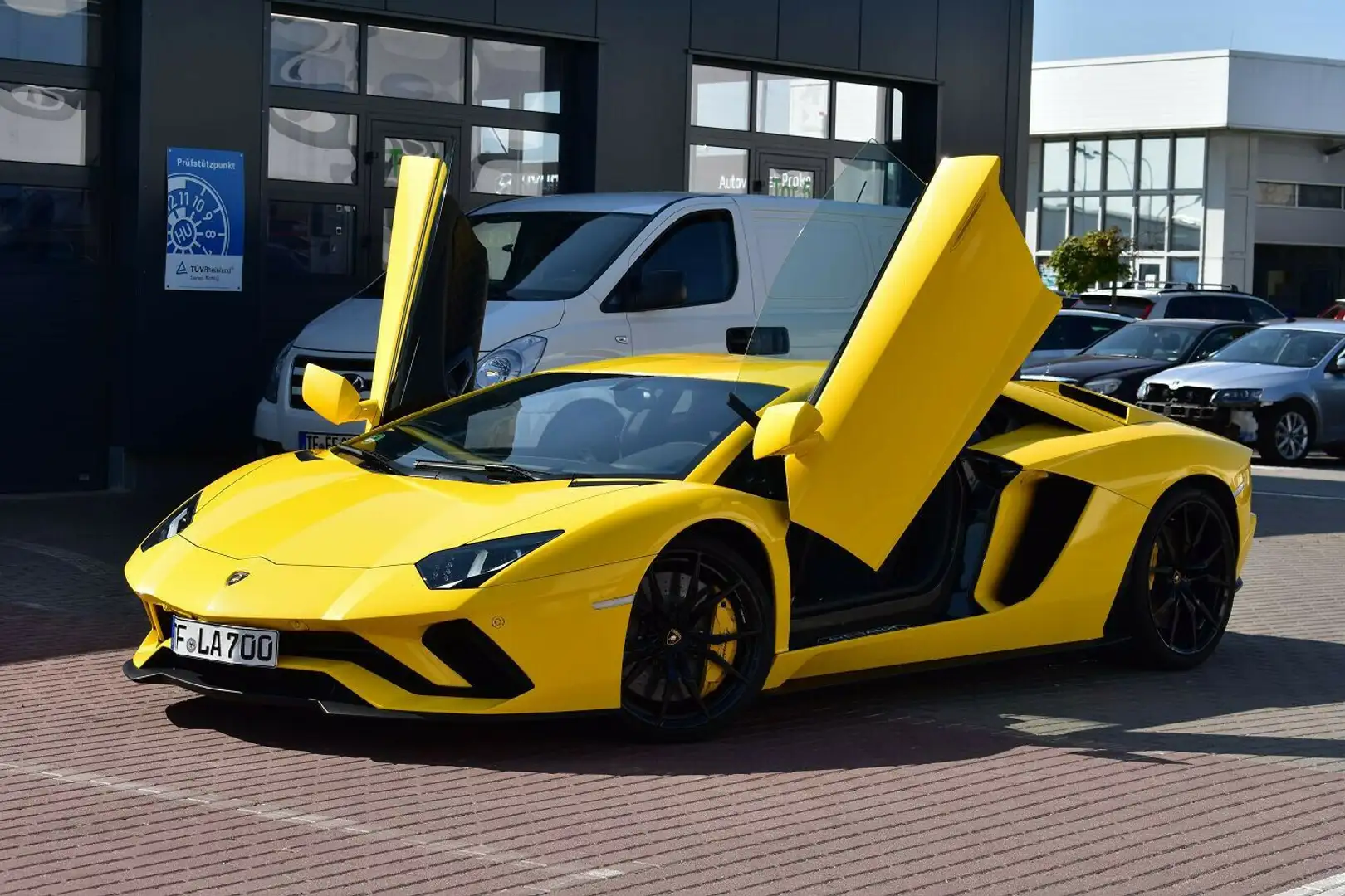 Lamborghini Aventador S *Mietkauf möglich* Yellow - 2