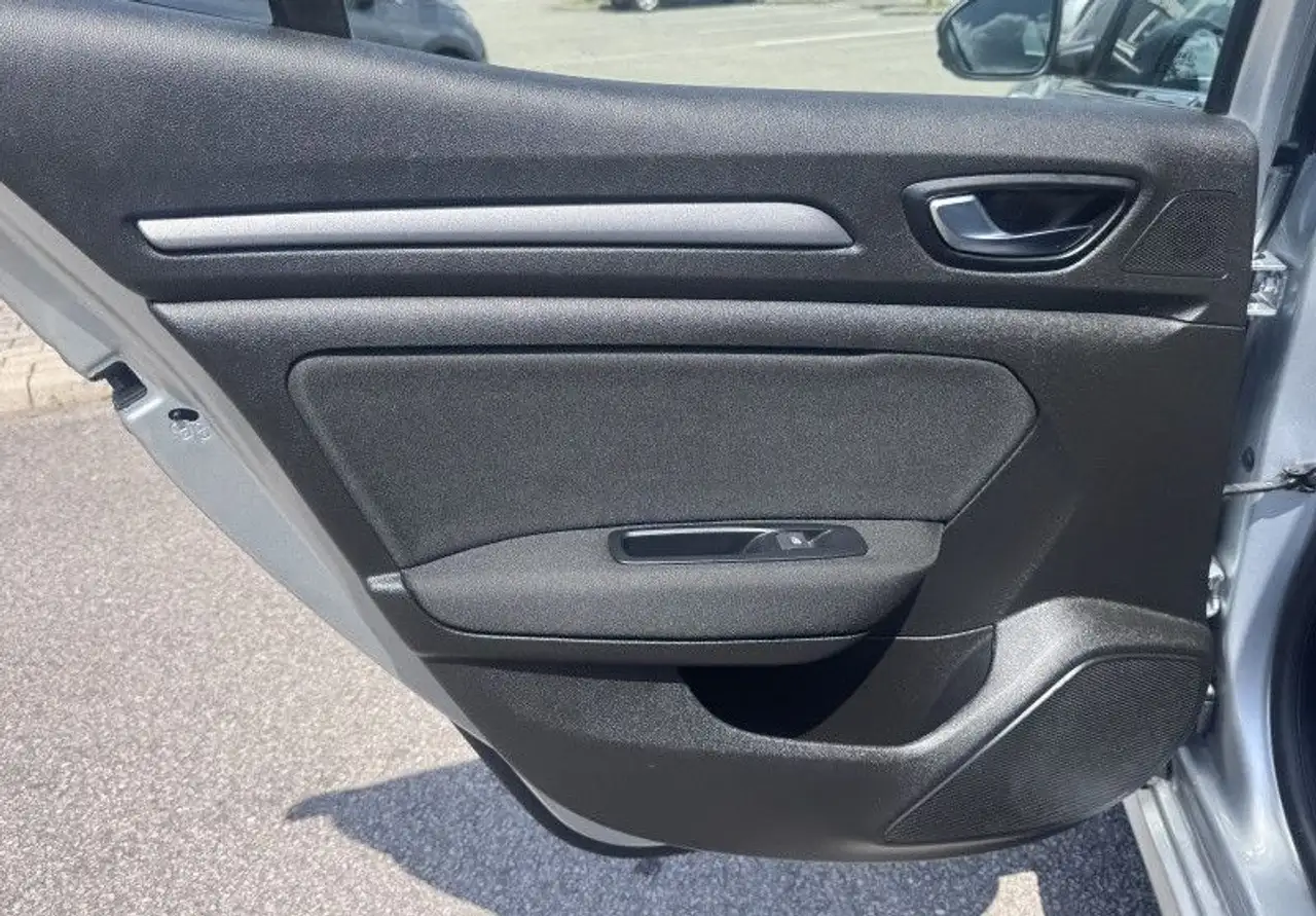 Renault Megane Berline — photo 23