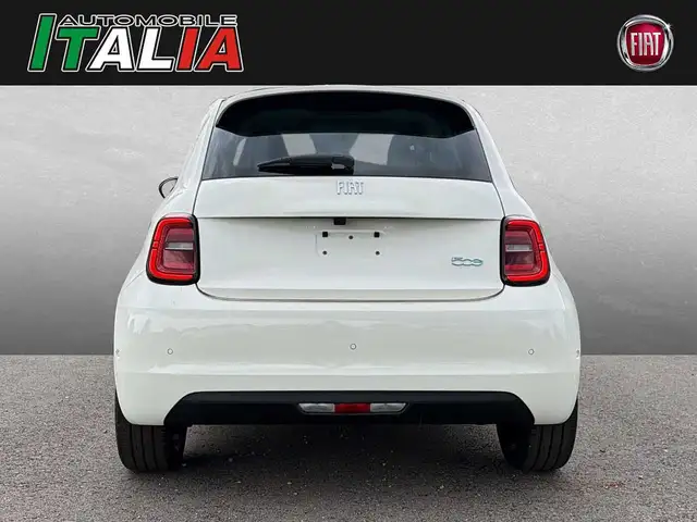 Fiat 500E view 4