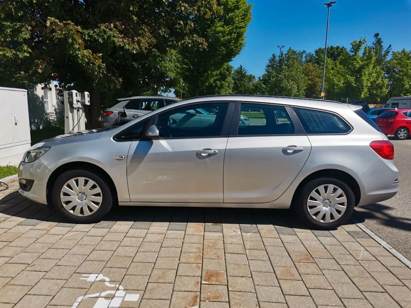 Opel Astra J Sports Tourer Edition Silber - 2