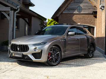 Levante 3.0 V6 BiTurbo Modena / Panoramisch daksysteem / Harman/ Kardon Soundsystem / Achteruitrijcamera / Soft-Close