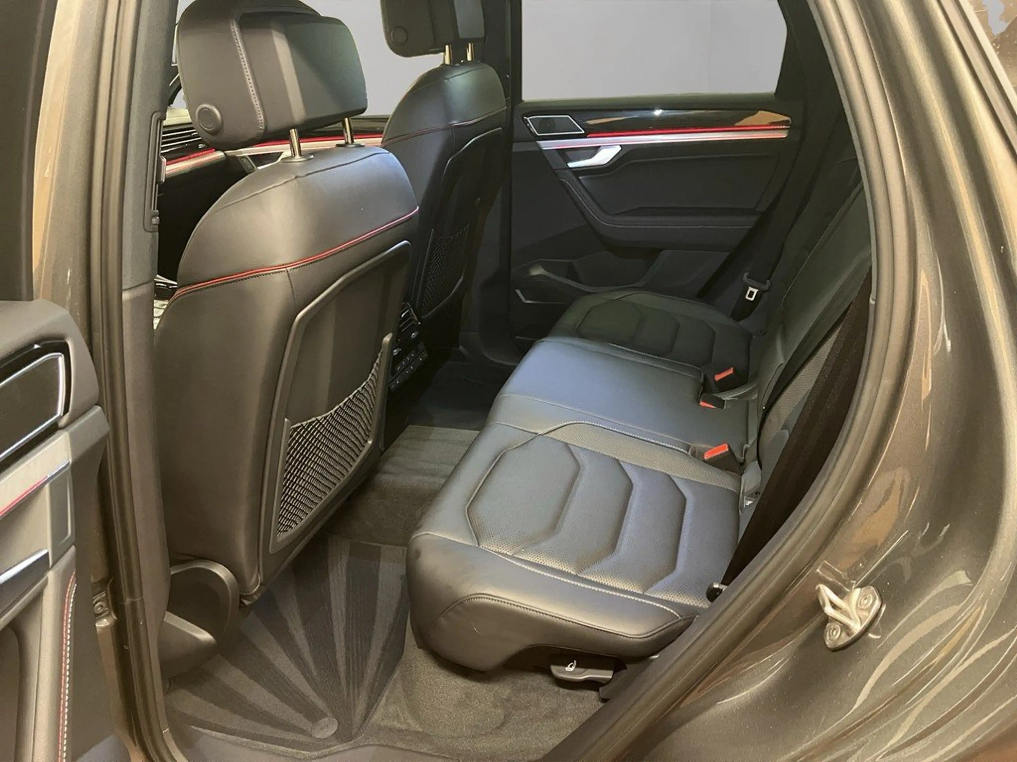 Volkswagen Touareg 3.0 V6 TDI 4M Tiptronic Edition 20 AHK — photo 14