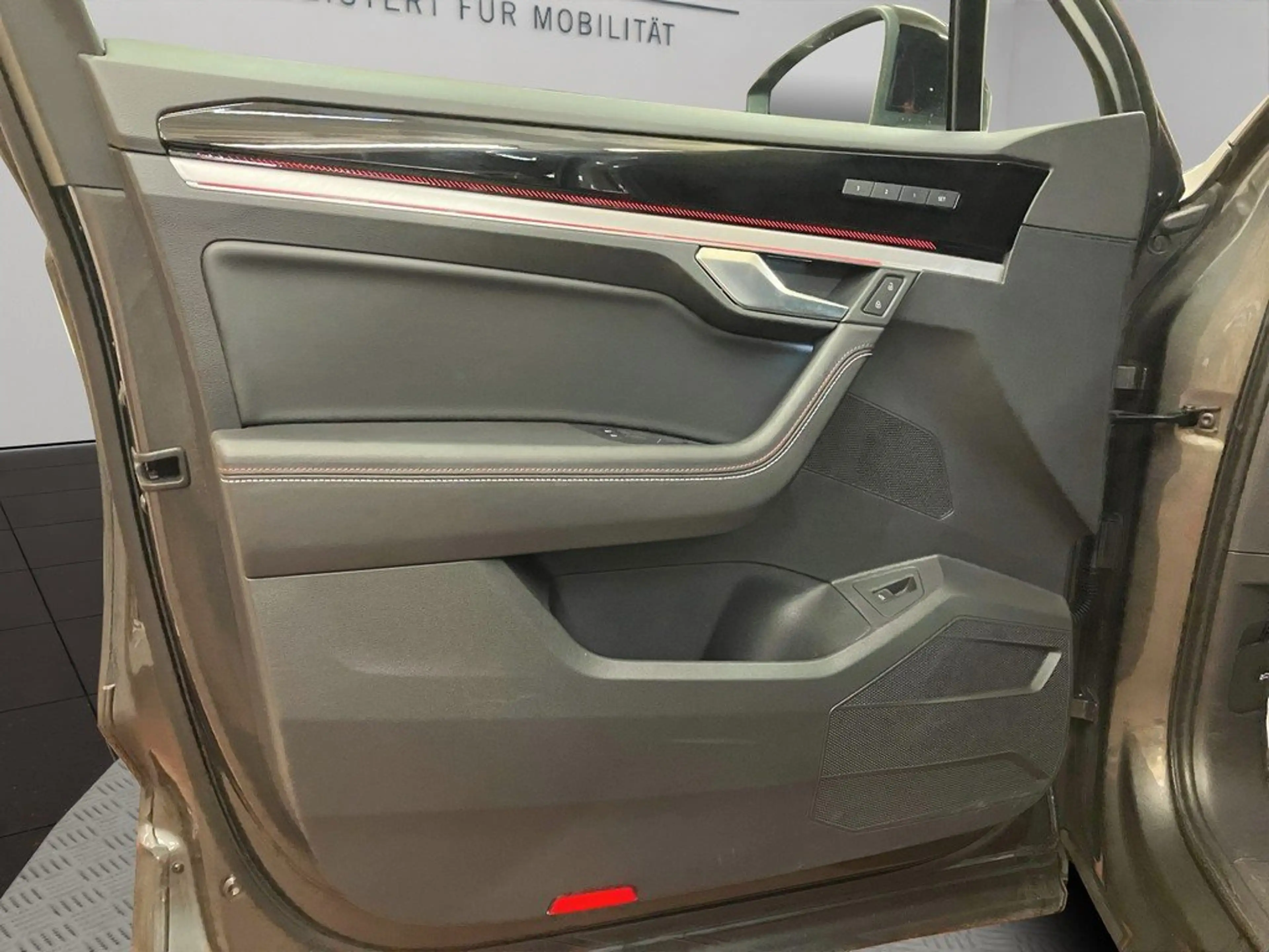 Volkswagen Touareg 3.0 V6 TDI 4M Tiptronic Edition 20 AHK — photo 8