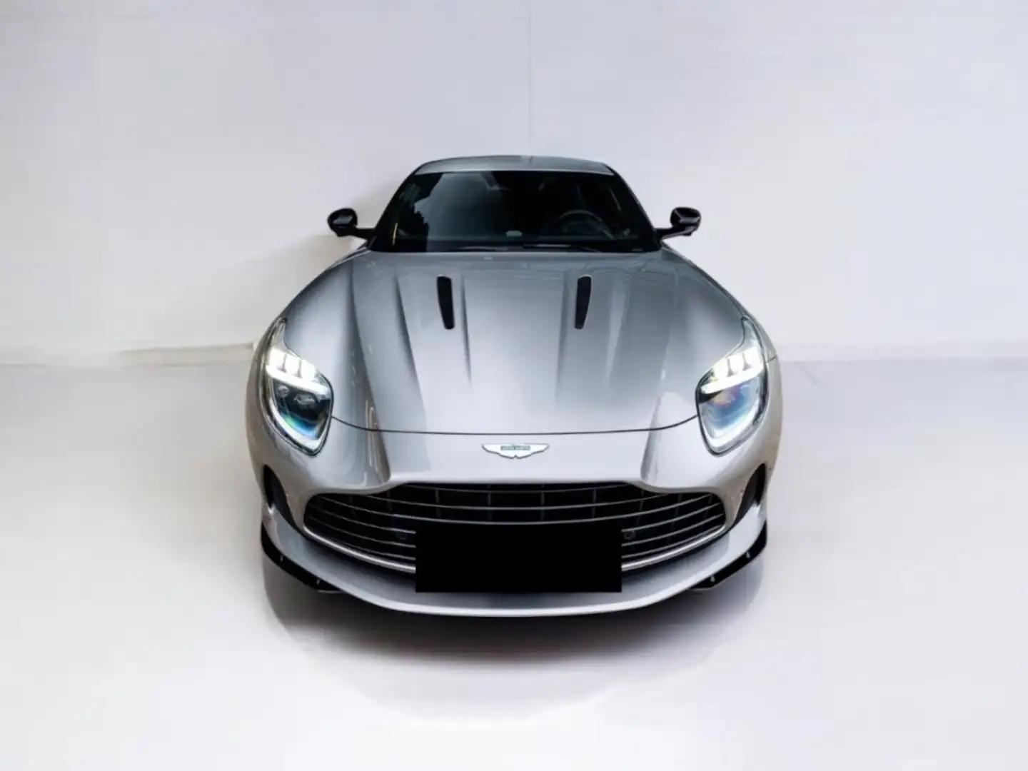 Aston Martin DB12 4.0 V8 Stříbrná - 1