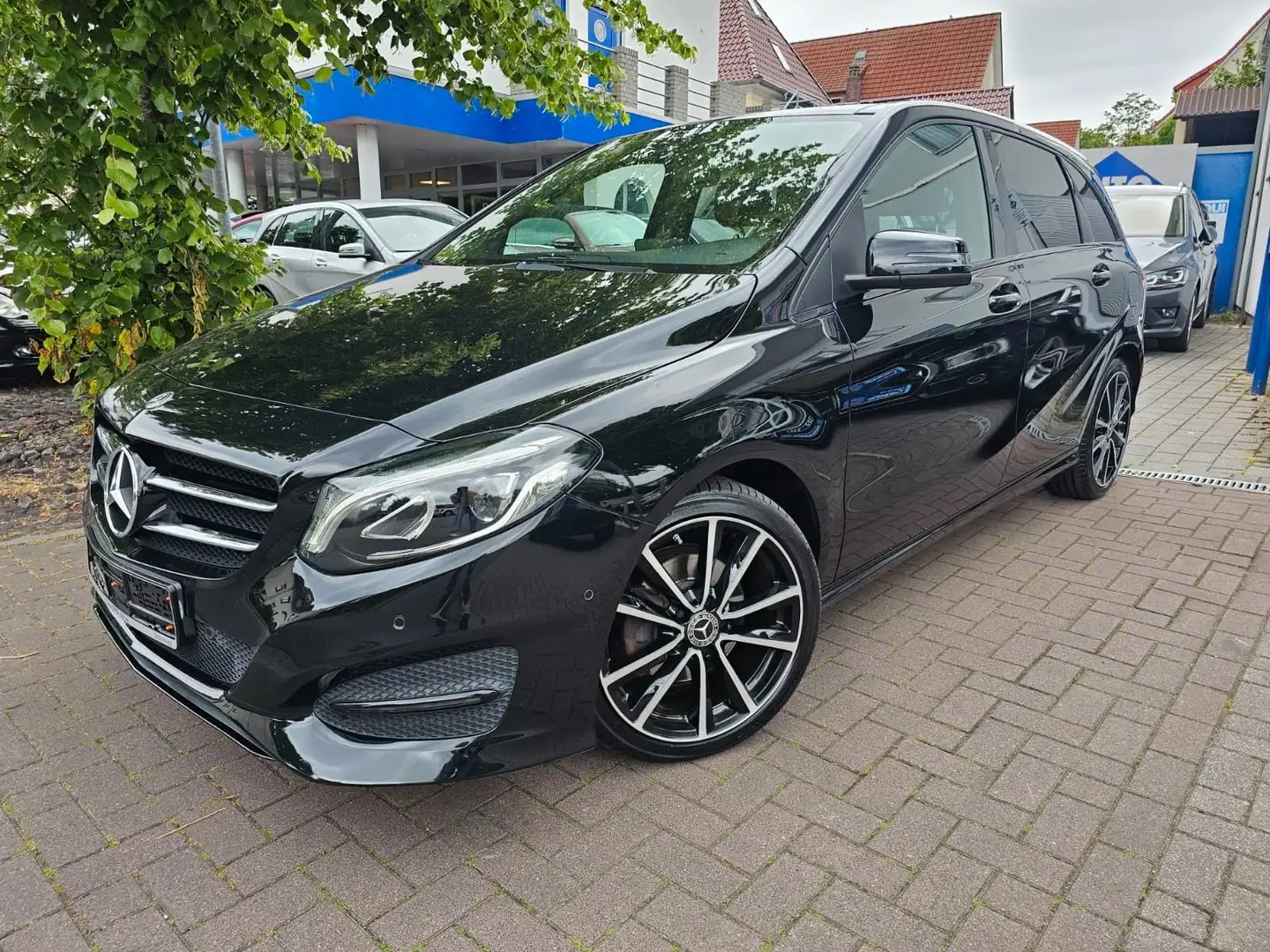Mercedes-Benz B 200 Urban Style Edition/Automatik/Pano/AHK/ Schwarz - 1