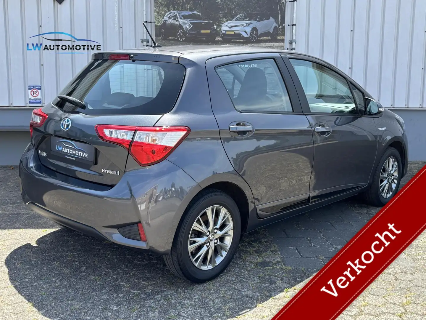 Toyota Yaris 1.5 Hybrid Design | 1e eigenaar | Camera | 15 inch Grijs - 2