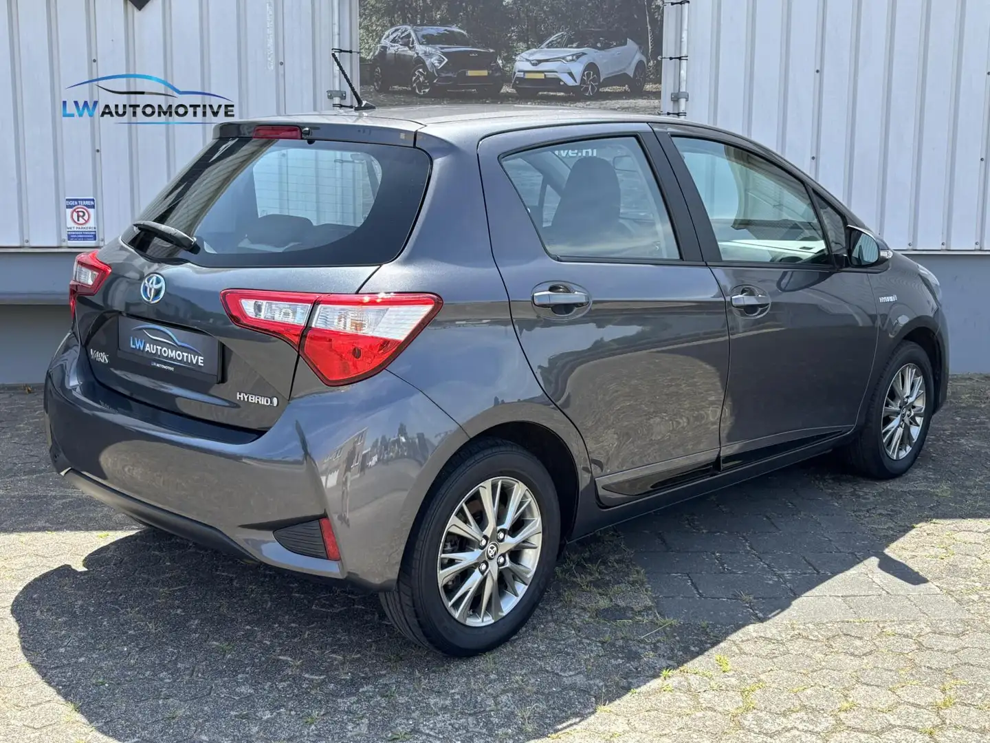 Toyota Yaris 1.5 Hybrid Design | 1e eigenaar | Camera | 15 inch Gris - 2