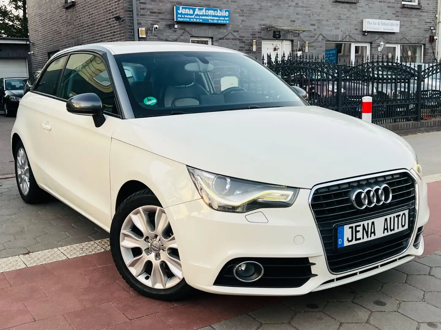 Audi A1 1.6 TDI 105PS Navigation Xenon Leder SHZ Alu Weiß - 1