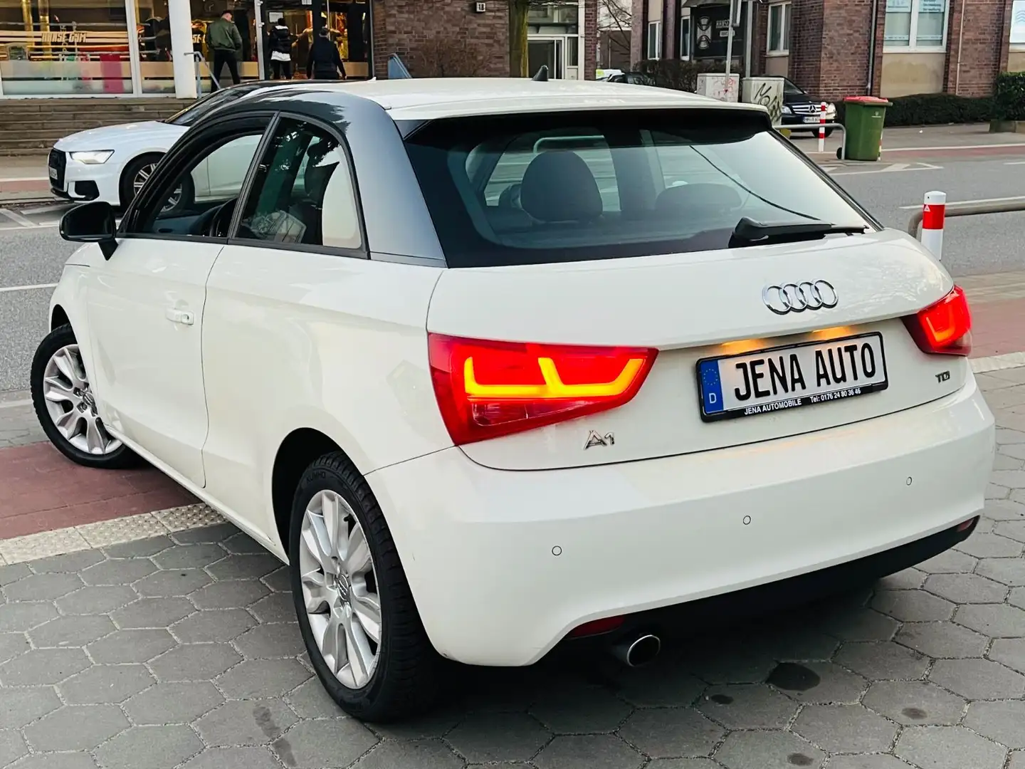 Audi A1 1.6 TDI 105PS Navigation Xenon Leder SHZ Alu Weiß - 2
